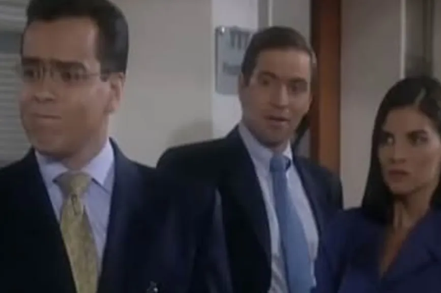 Don Armando vivía estresado porque entre esconderle cosas a Marcela, engañar a Betty y salvar la empresa, no le quedaba tiempo ni para peinarse bien.