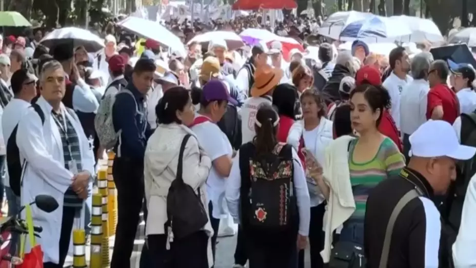 Queremos Medicina: Cuándo y dónde será la gran marcha nacional contra el desabasto en México. En la imagen se observa a trabajadores del Sector Salud en México protestando ante la falda de condiciones adecuadas para poder trabajar.