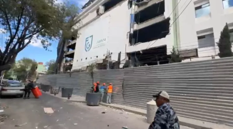 ¡Susto en El Bunker! Cae fachada de edificio de la FGJ CDMX y daña un vehiculo.