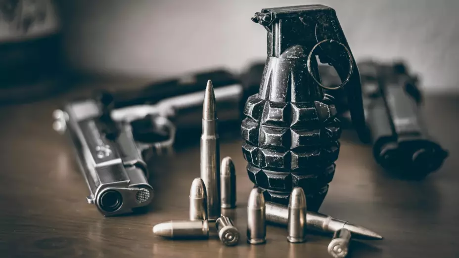 Descubre por qué los extremistas o terroristas matan a gente en atentados, según la ONU y Council of Europe. Motivos ideológicos, políticos y sociales.