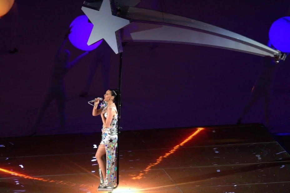 La cantante Katty Perry decidió tatuarse después de su actuación en el espectáculo de medio tiempo del Supe Bowl.