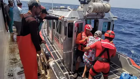 FOTO Brindan atención médica a pescador que iba en una embarcación que estaba a 83 km de Progreso