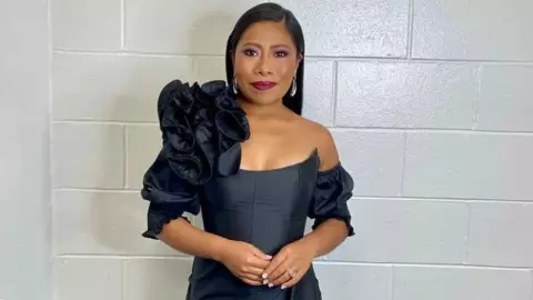 yalitza aparicio golden globes 2021.jpg