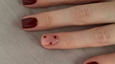 Con corazones - Diseños de uñas para San Valentín 2026