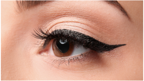 Maquillar ojos caídos y pequeños