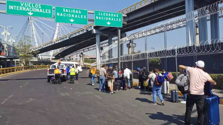 bloqueo-aeropuerto-cdmx-manifestantes-policias.jpg