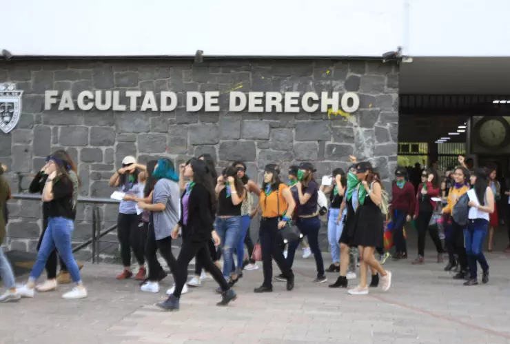 Mujeres realizan performance en la UNAM