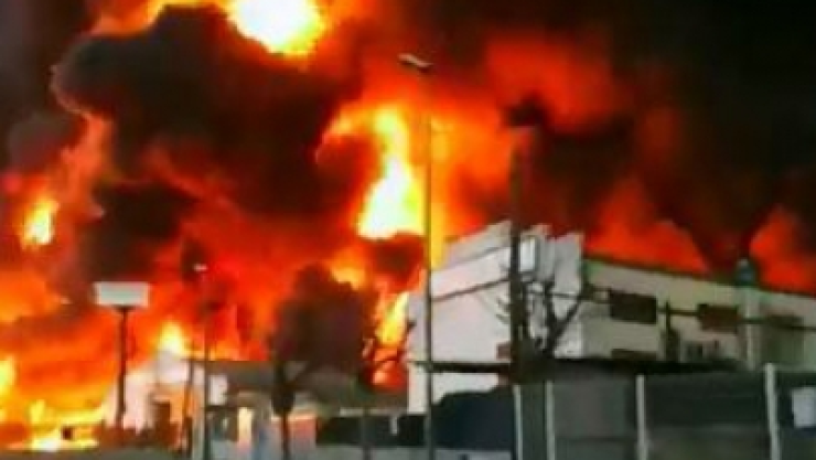 Alerta por aparatoso incendio en planta química en España