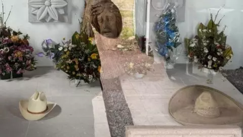 Christian Nodal va a la tumba de los abuelos de Ángela Aguilar, ¿le pidió consejos para su matrimonio?