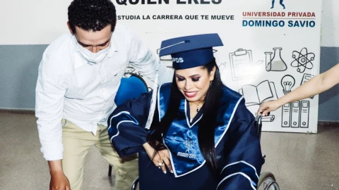mujer embarazada titulo universitario