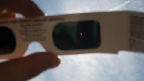 Lo que sucede si miras el eclipse solar del 2024 sin protección ocular.jpg
