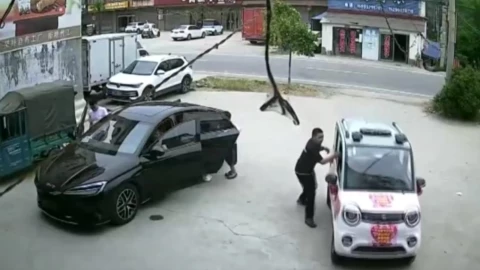 nina-heroina-salva-hermanita-de-atropellada-por-scooter-en-china-video-scooter-fiuera