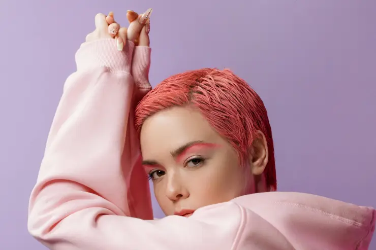 maquillaje cejas rosas.jpg