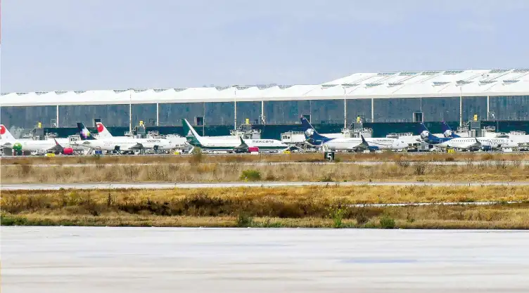 Aviones en hangares.