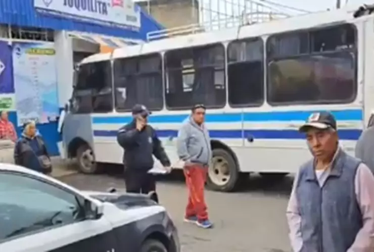 Ruta Tochimilco choca auto y termina impactado en fachada de negocio