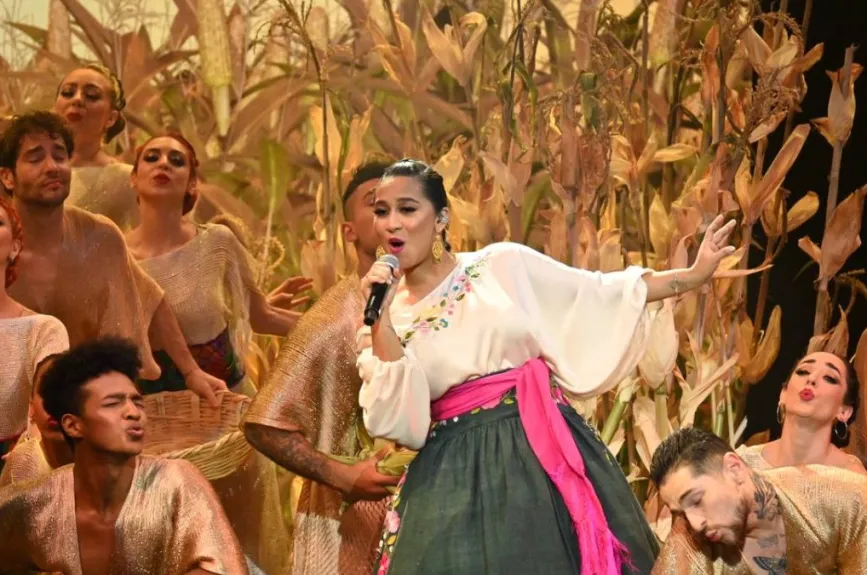 La cuarta presentación de la noche mexicana en el Noveno Concierto de La Academia 2024 fue un brillante despliegue de talento por parte de Brisa Santana, quien interpretó con gran emotividad “Amorcito Corazón”. Su actuación cautivó a Lola Cortés, quien elogió la calidad de su voz y agradeció la interpretación sincera y sin esfuerzo que Brisa ofreció en el escenario.