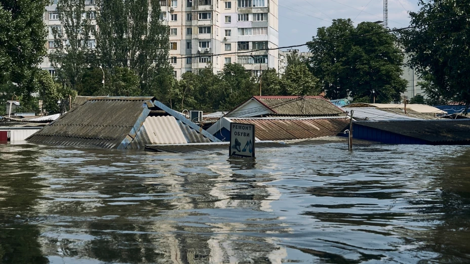Inundación en la ciudad de Jersón, Ucrania, tras colapso de presa.