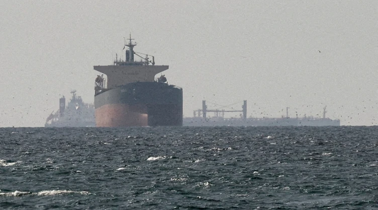 Barcos atravesando el estrecho de Ormuz durante el bloqueo