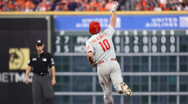 J.T. Realmuto disparó un jonrón en el décimo episodio