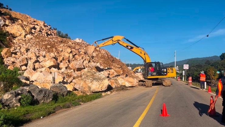 Retiran derrumbe en el tramo San Cristóbal - Teopisca ¡Paso controlado de automóviles!