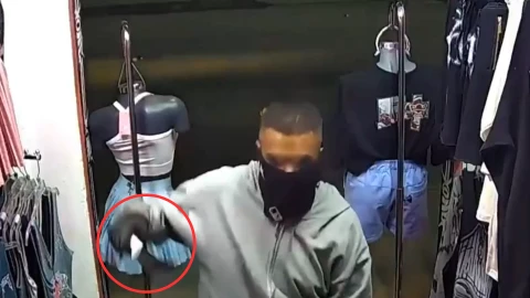 Hombre asalta con machete