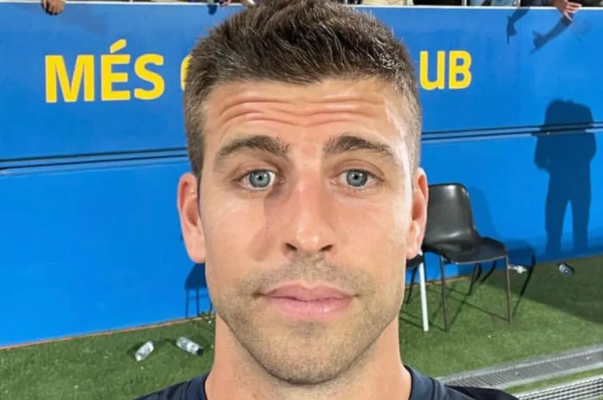 Pique selfie con la afición.jpg