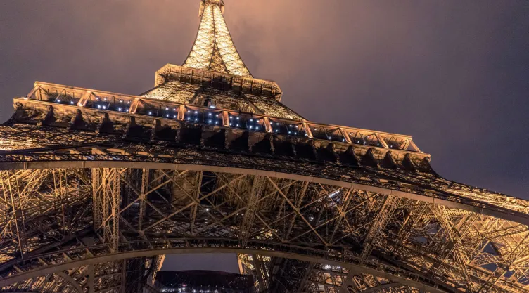 La famosa Torre Eiffel ha cumplido 130 años y para festejarlo, te dejamos su historia en diez datos curiosos que seguro no sabías de esta maravillosa construcción.