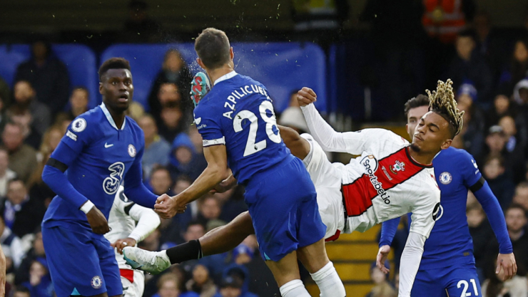 C&eacute;sar Azpilicueta recibe una tremenda patada