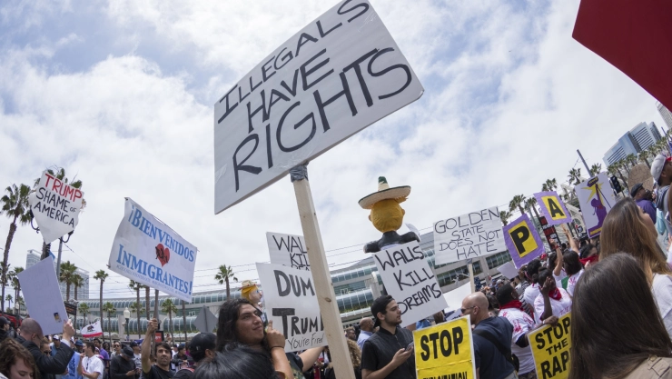 Un grupo de personas marcha a favor de los migrantes en EU