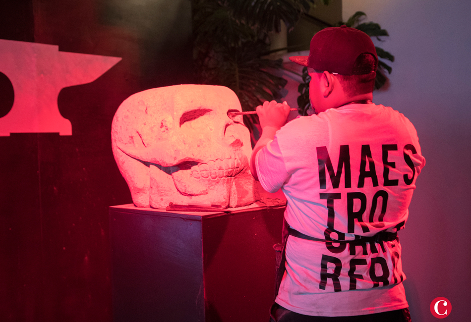 El artista Pablo Aguilar trabajó en una escultura durante la cena