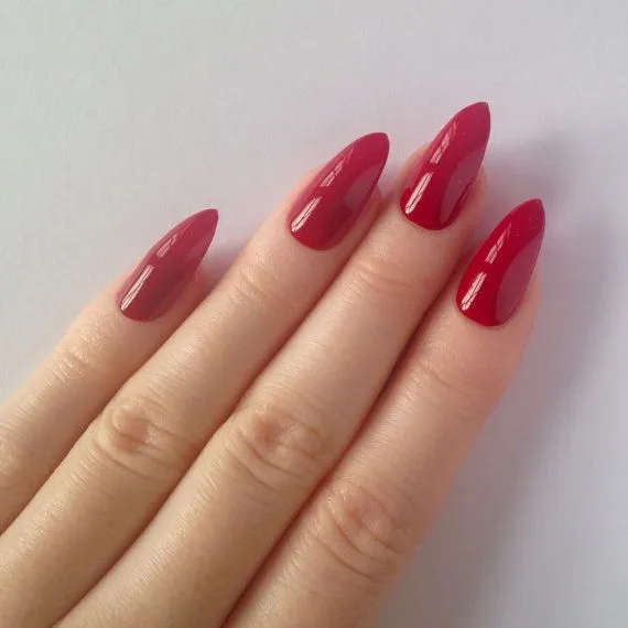 9 diseños de uñas almendradas cortas que te harán lucir muy elegante: las usan las artistas