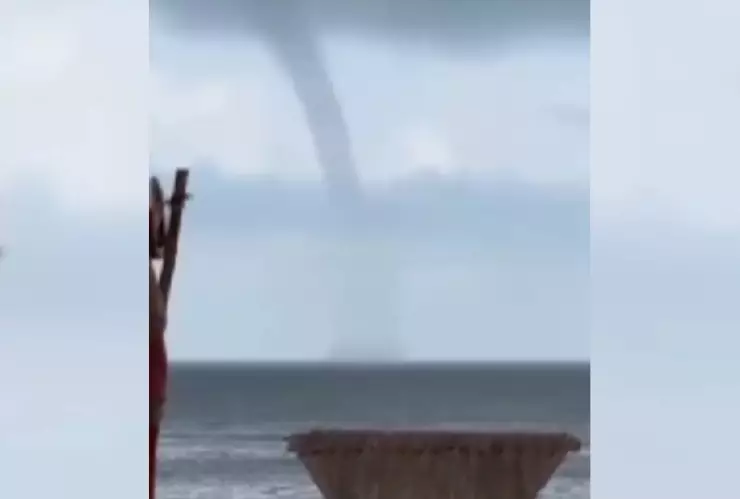 ¡Sorprendente! Captan tromba marina en playa de Yucatán.jpg