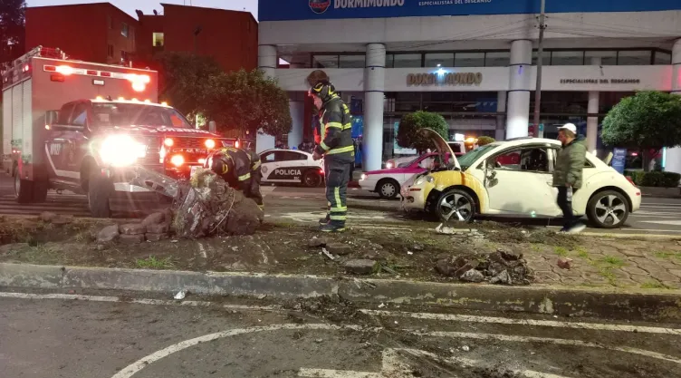Mientras dormía: Auto derriba semáforo por exceso de velocidad en CDMX