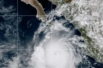 Huracán Rachel frente a la península de Baja California.