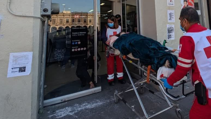 abuelita acude en camilla a realizar tramite presencial en banco de san luis potosi.png