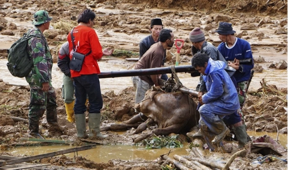 Unos 420 residentes fueron evacuados a refugios temporales.