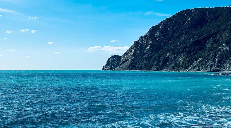 La-razón-por-la-que-el-mar-es-azul-el-agua-es-transparente