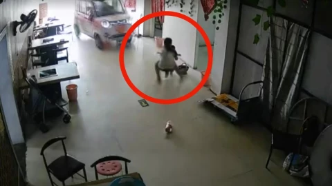 Niña heroína salva a su hermanita de ser atropellada por un scooter en China (VIDEO)