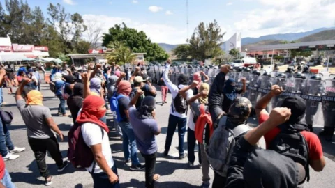 normalistas Guardia Nacional Autopista del Sol