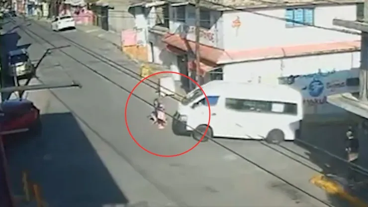 VIDEO: Conductor de una combi atropella y mata a abuelita de Naucalpan, Edomex