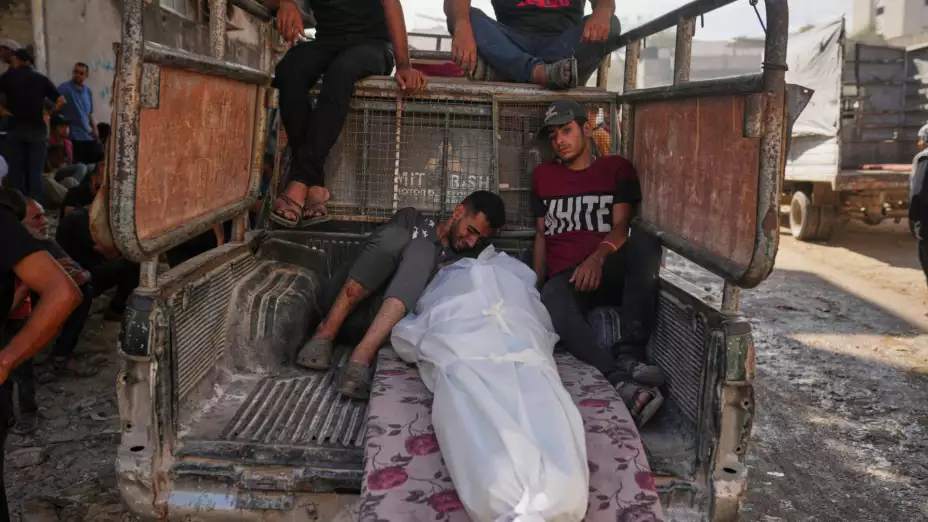 Cuerpo de un hombre aesinado al intentar llegar a un camión con ayuda humanitaria.