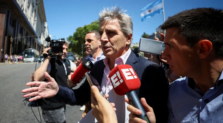 Devalúan peso en Argentina en más del 50 por ciento