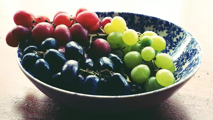 Plato con uvas de colores