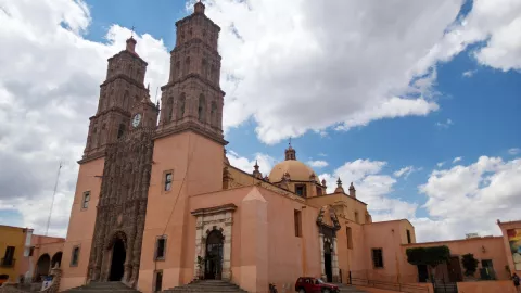En el Pueblo Mágico de Dolores Hidalgo encontrarás tiendas y talleres con artesanías auténticas a precios muy accesibles.