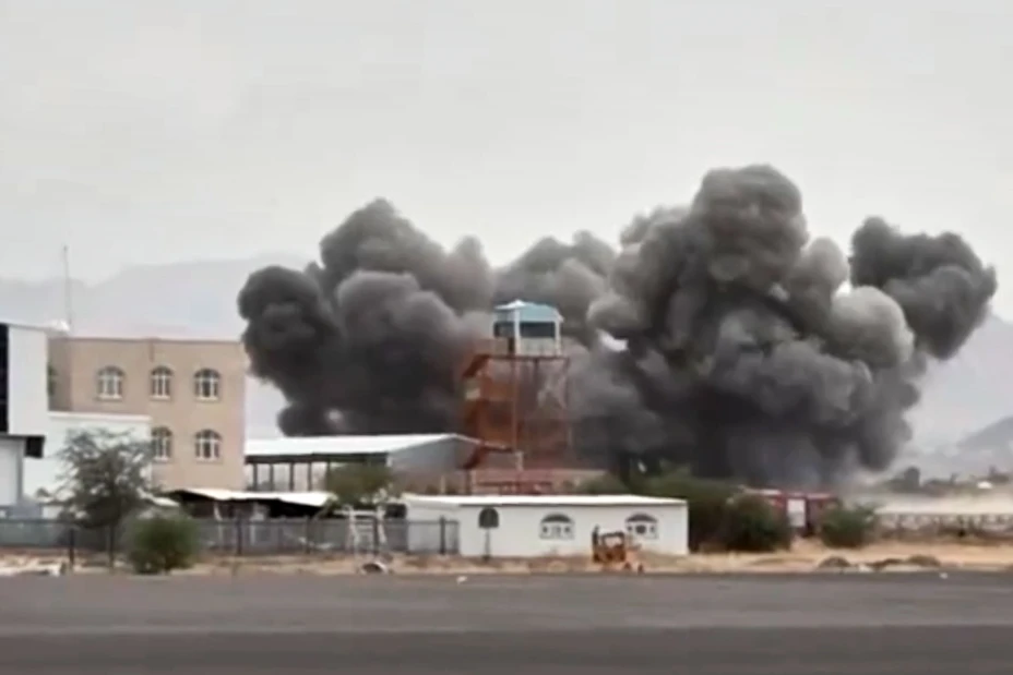 Explosiones en el aeropuerto de la capital yemení