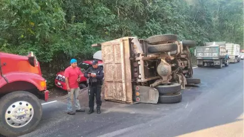 Volcadura de volteo saca del camino a camioneta en carretera Fortín-Huatusco; así ocurrió