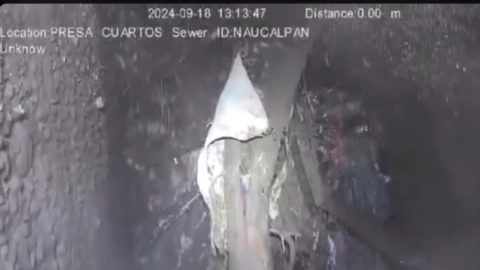 Video-Un-tapón-obstruye-el-desfogue-de-la-presa-los-cuartos-en-naucalpan-donde-hay-casas-inundada