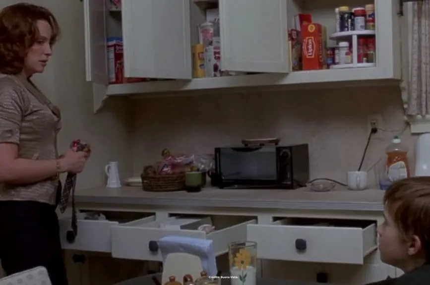 Escena de la película ‘El Sexto Sentido’ (Sixth Sense) con Halley Jeol Osment y Bruce Willis por Azteca 7.