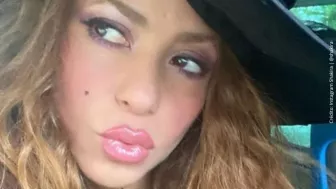 Shakira con lunar..jpg