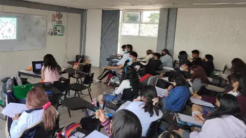 Alumnos del Cetis 51 reportaron una riña y detonaciones de explosivos dentro del plantel.